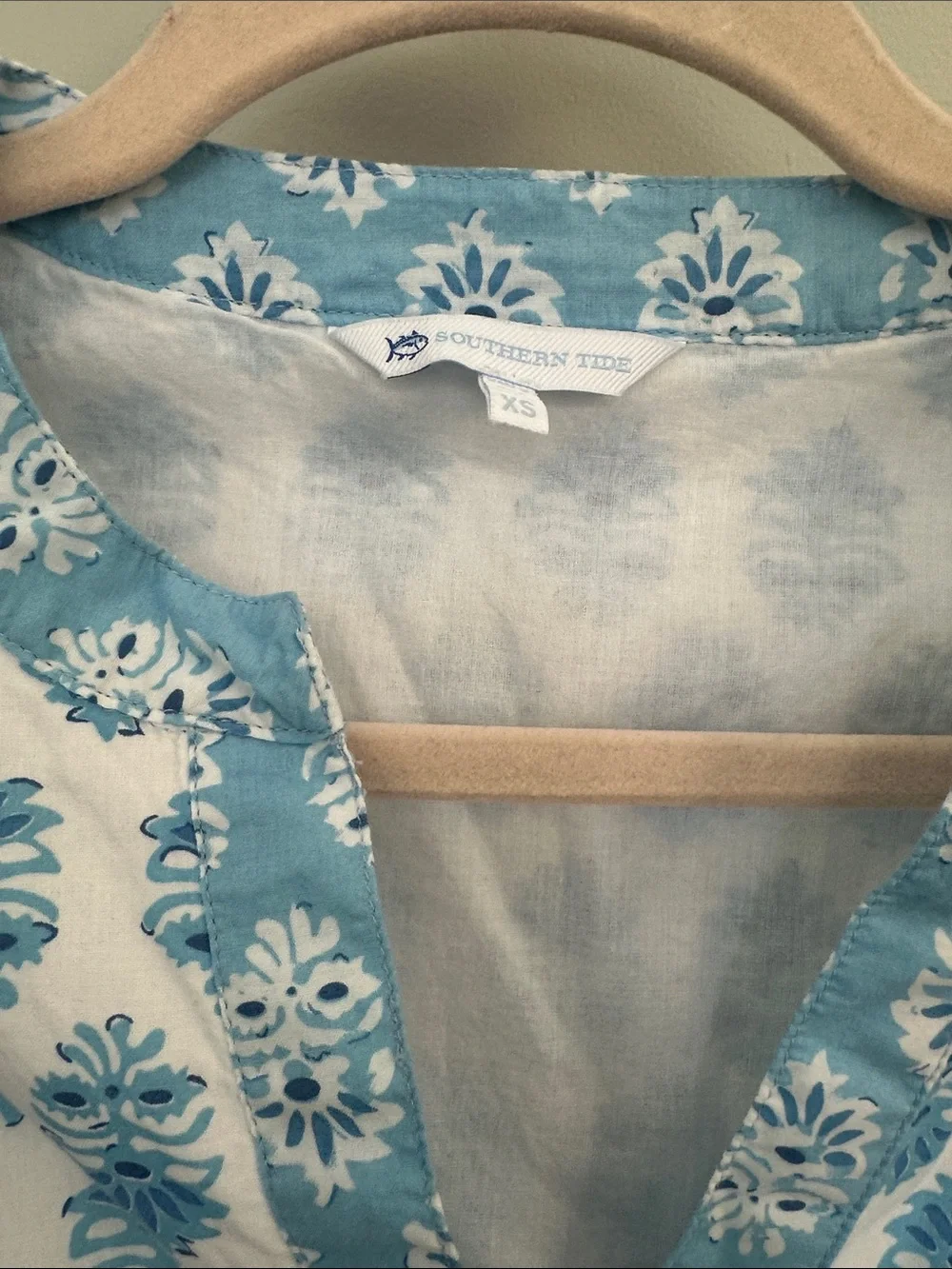 Southern Tide White Dress with Blue Floral Print xs but fits like a small